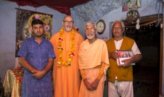 Pujya Swami Rameshwarananda Giri Maharaj y Rev. Swami Chaitanyananda Puri